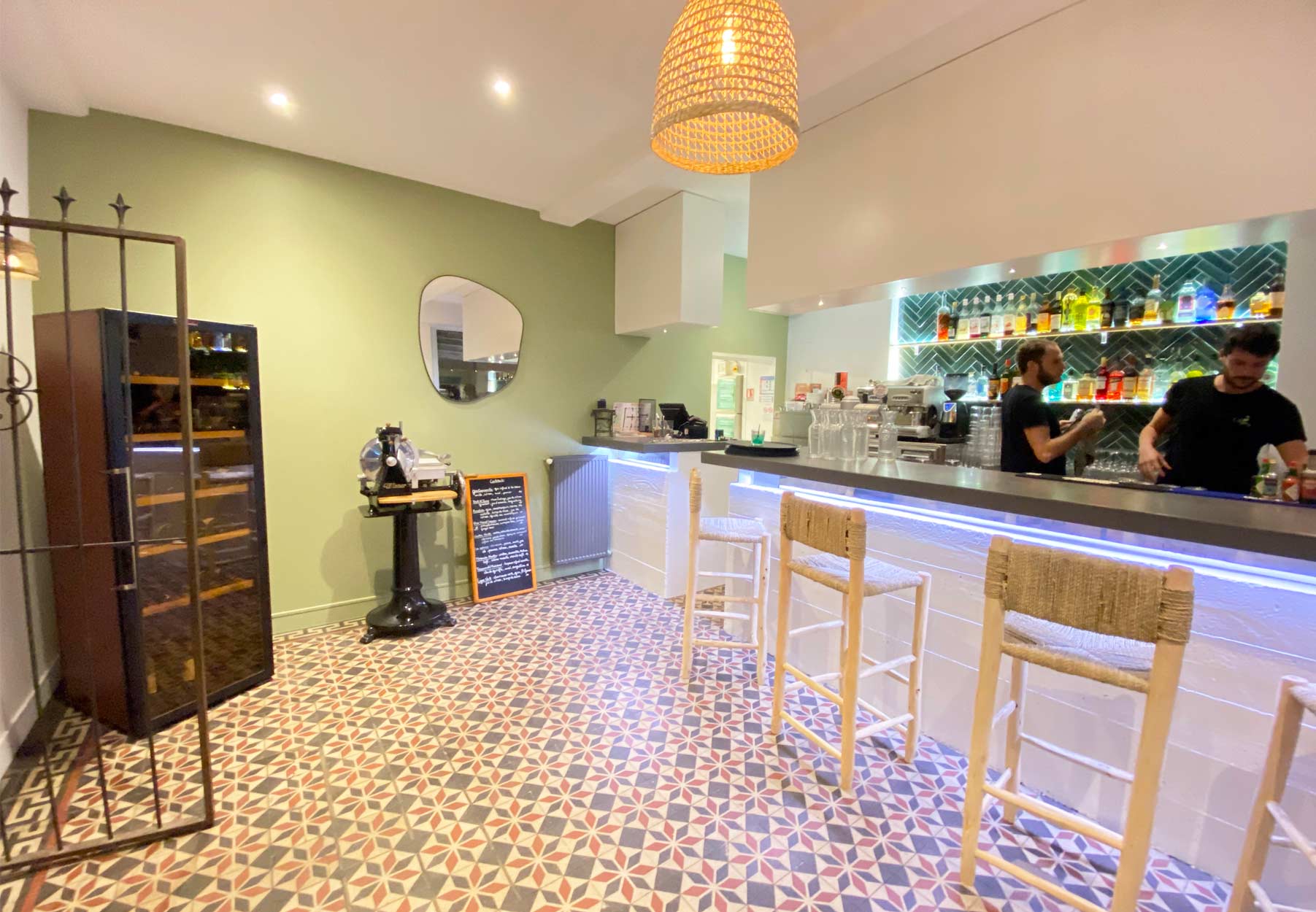 O'Kypos, restaurant grec à Lyon 9 eme et son bar intérieur rénové