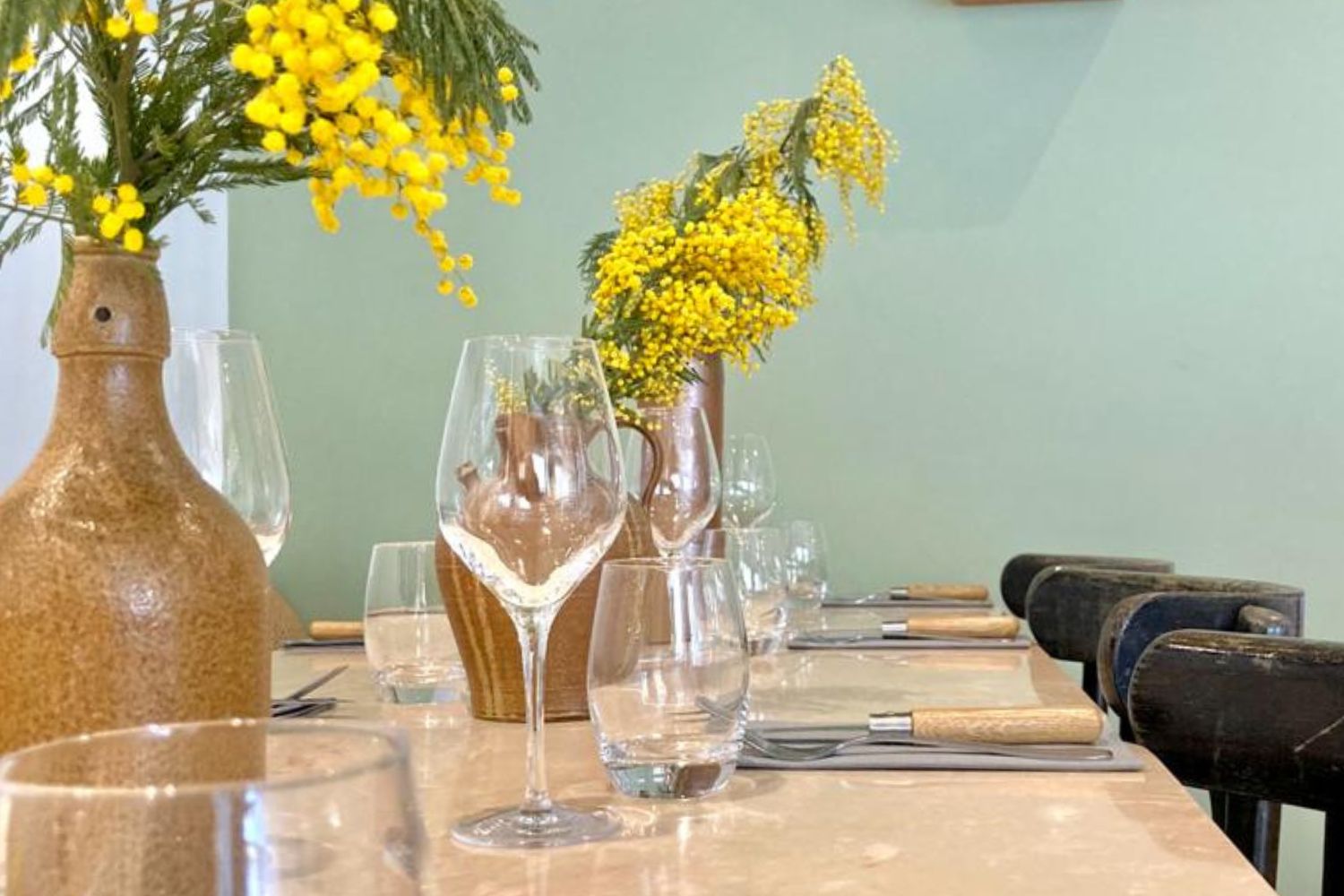 Restaurant grec Lyon avec une grande terrasse et terrains de pétanque